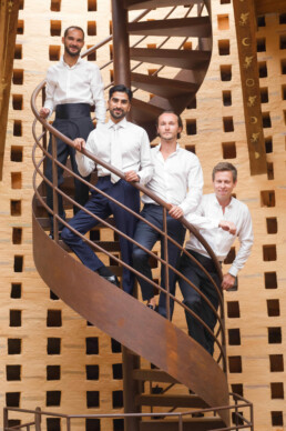 Shooting photo des garçon d'honneur posant sur des escaliers en colimaçon