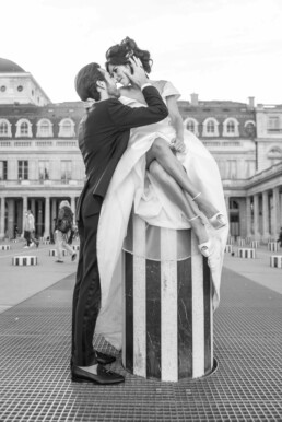 Photo couple posant a Paris