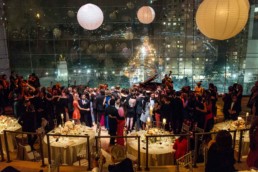 Photo prise des invités dansant lors d'une soirée de réception d'un mariage