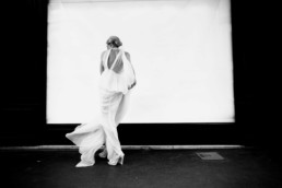 Photo noir et blanc d'une mariée de dos