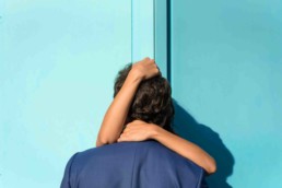 Photo des mariés s'embrassant