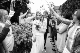 Les invités accueillant les mariés et célébrant le mariage