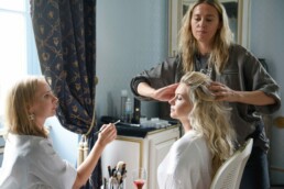 seance portrait preparation de la mariée se faisant maquillé
