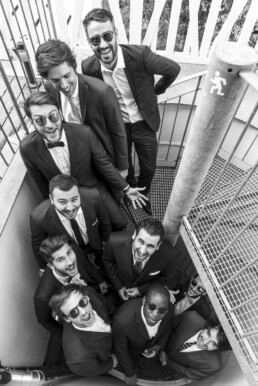 hommes-costume-escalier-colimacon-photo-groupe