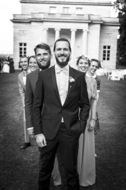 Composition de groupe ludique devant le château