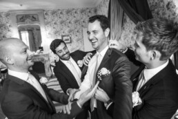 Rires partagés lors des préparatifs du marié