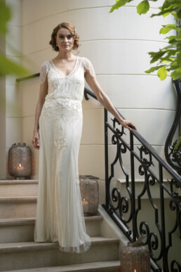 Mariée élégante dans l'escalier - Style Rétro