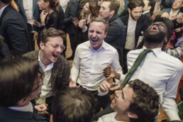 Invités chantant et dansant lors de la réception de mariage.