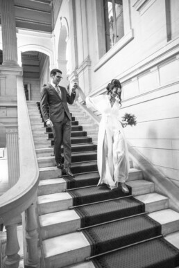 Les mariés descendent les escaliers de la mairie.