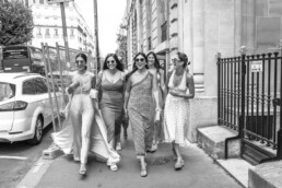 Groupe de femmes élégantes marchant ensemble dans la rue avant un mariage.