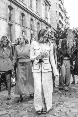 La mariée marche dans la rue entourée de ses amies après la cérémonie.